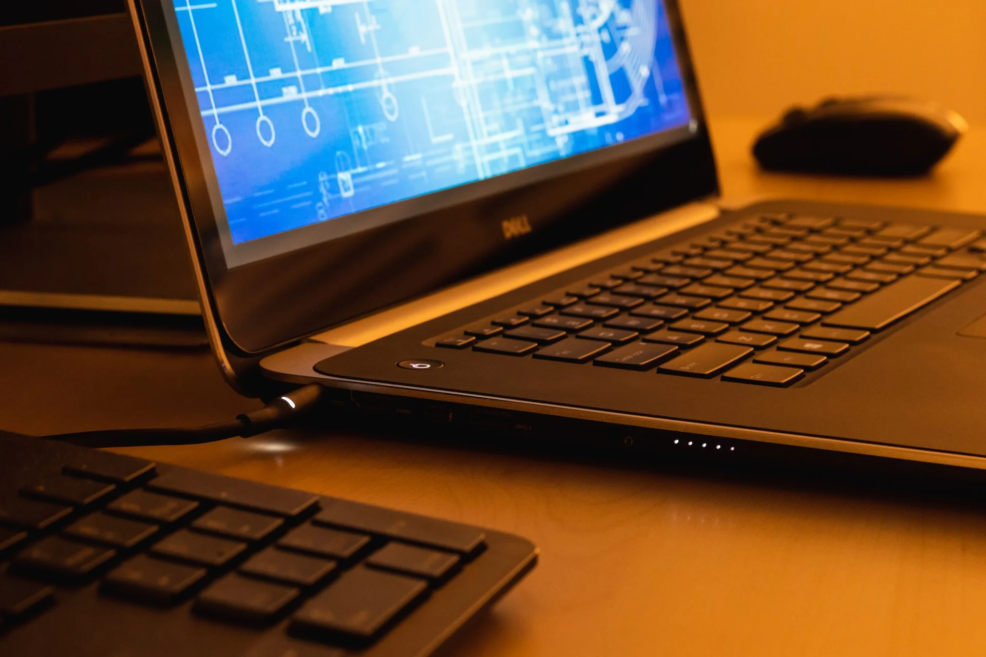 Technische Gebäudeplanung auf einem Laptop mit digitalem Plan.